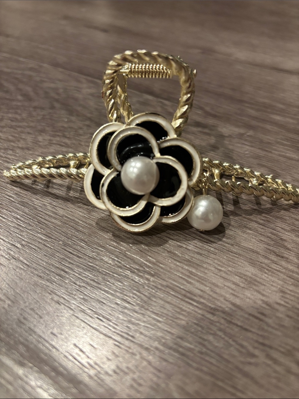 NWT Black & Gold Camellia Flower Hair Claw Clip with Pearl Accent - Picture 4 of 5